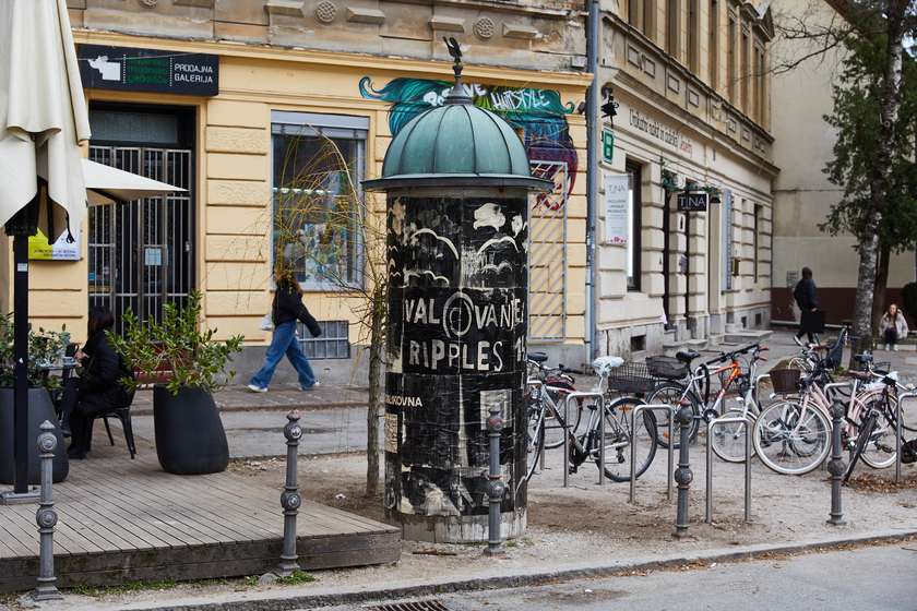 Umetniško-plakatna akcija na stebrih TAM-TAM ob projektu Valovanje, Ljubljana, 2023