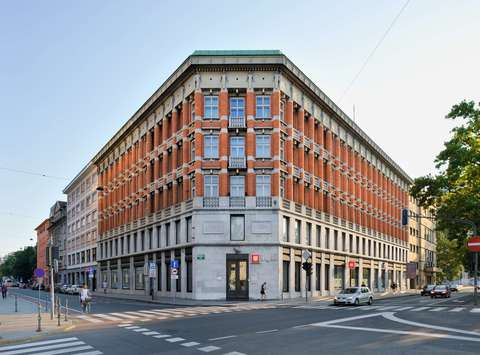 The Vzajemna insurance company building (today home to Zavarovalnica Triglav/Triglav insurance company) is a monumental palace that stands opposite the railway station and addresses potential customers who used to come to the city by train.