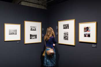 Javno vodstvo po razstavi Marc Riboud: Čuječi popotnik. Zavedni fotograf.