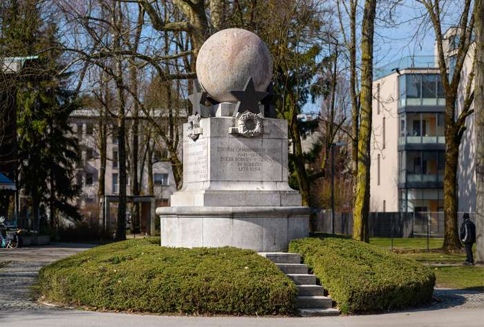 Na Gallusovem nabrežju v Ljubljani se odpira fotografska razstava 'Plečnikovi spomeniki NOB'