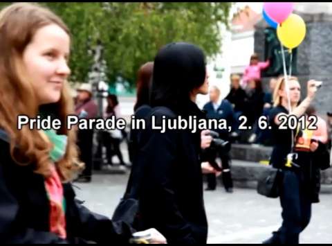 Parada ponosa v Ljubljani, 2. 6. 2012. Marina Gržinić, A ina Šmid, Zvonka T. Simčič, Razmerja. 25 let lezbične sekcije ŠKUC-LL, Ljubljana, 2012, video posnetek.