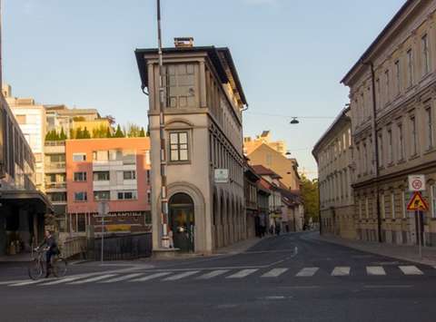 V okviru vašega natečaja vam pošiljam Plečnikovo zgradbo imenovano Peglezn na Poljanski cesti 1. Zgradbo pa smo zbrali skupaj z otroci, saj je primer zgradbe hiše še kako podoben staremu likalniku - pegleznu, ki ga je uporabljala še naša prababica. Tako, da lahko na primeru te Plečnikove zgradbe otrokom vsaj približno pokažen kakšen likalnik je imela njihova prababica. Na podlagi trenutnih modernih futuristično izdelkov je omenjena zgradba ostala še edini vir na podlagi katerega si otroci še lah