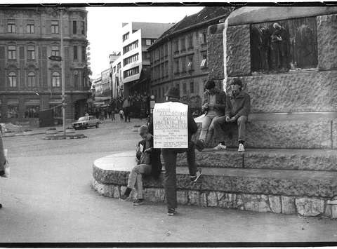 Prošenje (Prosim za miloščino, hvala! Umetnik pri prosjačenju), akcija, 1981, foto: Barbara Borčić, zbirka: Sarah Gotovac