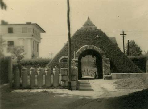 Plečnikova piramida je bila sprva obraščena s travno rušo; okoli l. 1938