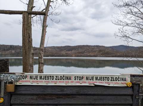 Glasovi iz tišine: množična grobišča in vloga mrtvih po vojni v Bosni in Hercegovini