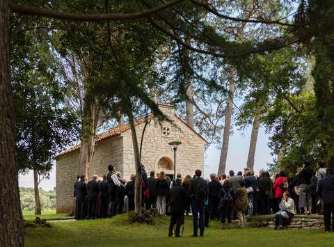 A crowd of visitors at the opening of the exhibition Plečnik on Brioni