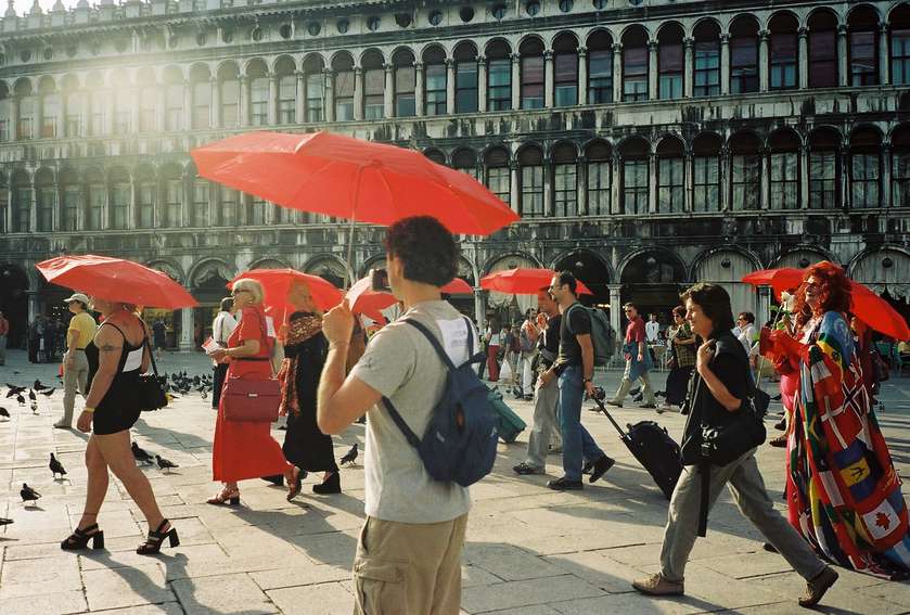 CODE:RED Benetke, Pohod rdečih dežnikov, javna akcija, 49. Beneški bienale sodobne umetnosti, Benetke, 2001