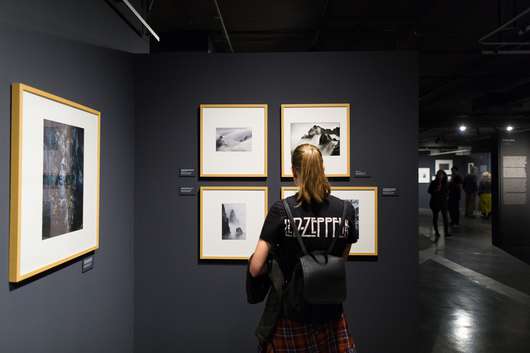 Javno vodstvo po razstavi Marc Riboud: Čuječi popotnik. Zavedni fotograf.