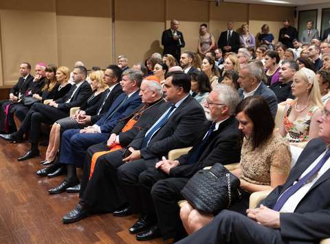 Odprtje razstave je pospremil veleposlanik RS pri Svetem sedežu, Nj. E. g. Tomaž Kunstelj; na fotografiji na njegovi desni premier RS, g. Marjan Šarec, ter dva visoka predstavnika slovenske katoliške cerkve, ljubljanski nadškof in metropolit Stanislav Zore in kardinal Franc Rode.