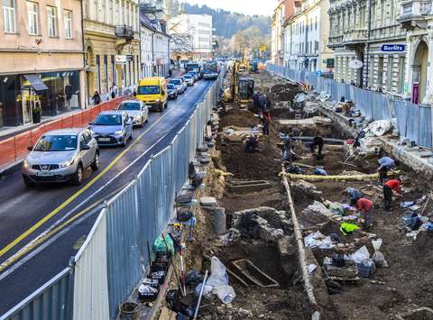 Pogled na del grobišča, ki je ležal znotraj cerkvenega kompleksa in kjer so pokopavali najbogatejše pripadnike zgodnjekrščanske skupnosti v Emoni.