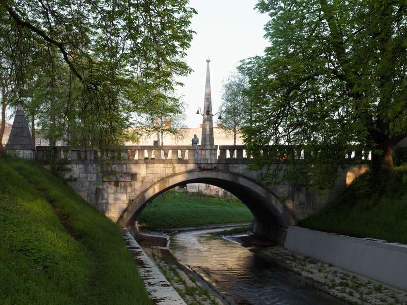 Plečnik je pred trnovsko cerkvijo z mostom čez Gradaščico ustvaril edinstven trg na vodi