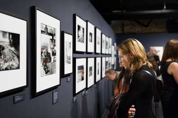 Javno vodstvo po razstavi Marc Riboud: Čuječi popotnik. Zavedni fotograf.