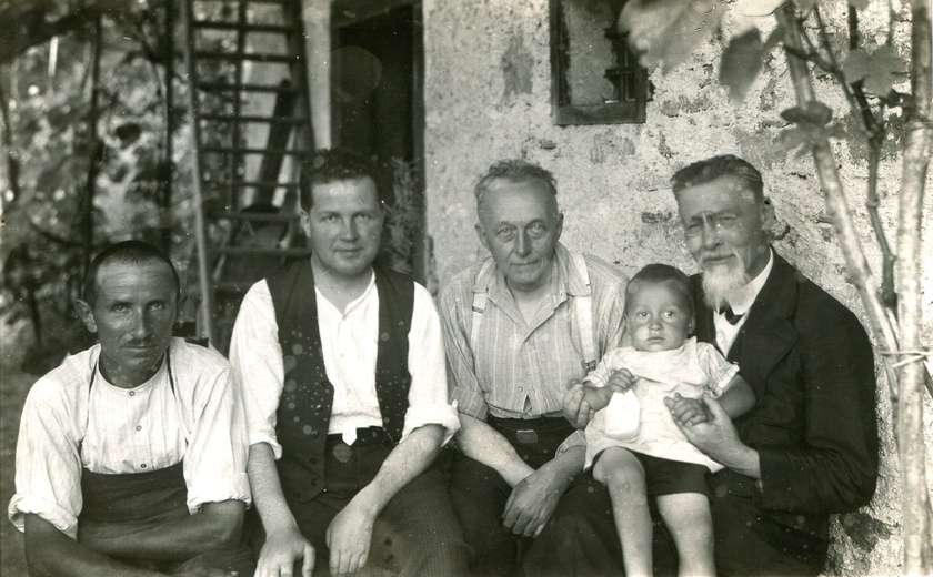 Lastnik fotografije je dr. Janez Bogataj, ki je podnjo zapisal: »Izlet v Podroje na dom Finžgarjevega kaplana Antona Hostnika, 27.11.1932. Z desne: Plečnik (v naročju ima Hostnikovega nečaka), Finžgar, Anton Hostnik, Hostnikov brat.«