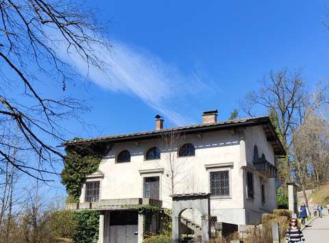 Plečnikova (Pirnatova) vila na Homškem hribu. Mimo nje vodi pravljična pot Vilinski Homec, tako da poleg zanimive poti, lahko otrokom tudi približamo Plečnikovo arhitekturo.