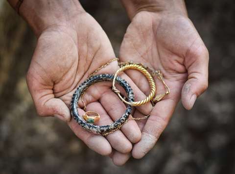 Chunky gold and jet bracelets and a golden ring with a precious inlaid stone. The jewellery was worn by a deceased woman who had been buried in one of the 4th-century sarcophaguses.