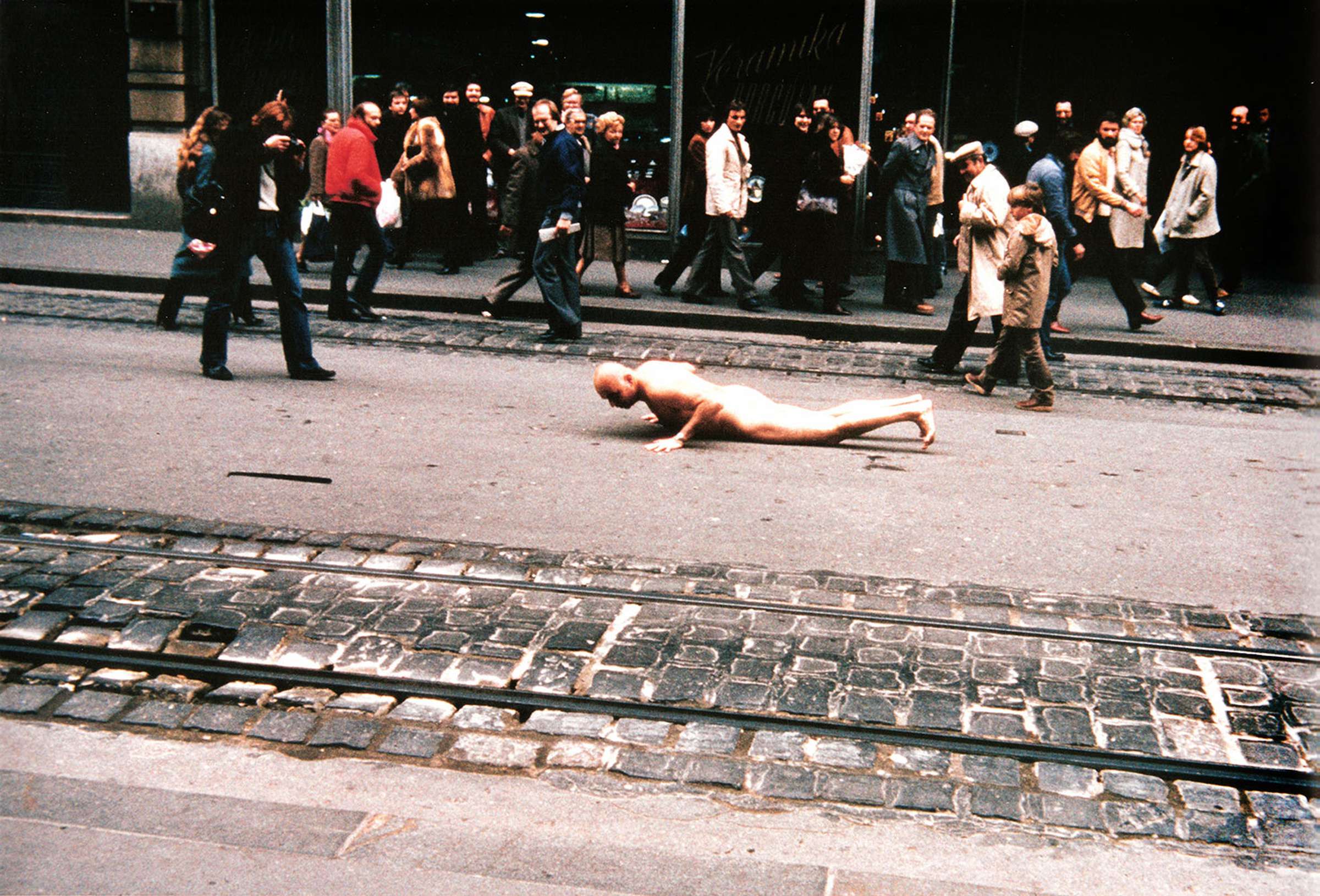 Ležanje gol na asfaltu, poljubljanje asfalta (Zagreb, ljubim te!), akcija, 1981, zbirka: Sarah Gotovac