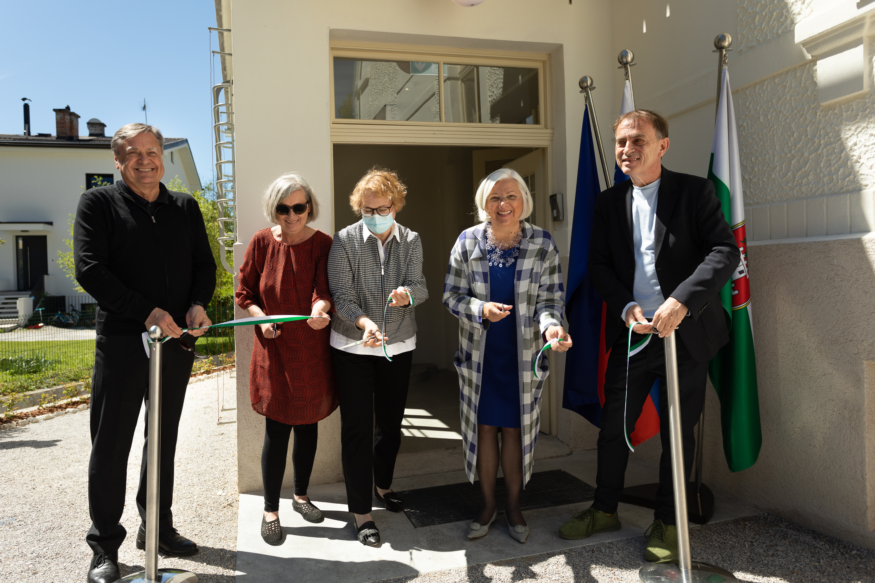 Zoran Janković, župan Mestne občine Ljubljana, Blaž Peršin, direktor Muzeja in galerij mesta Ljubljane, dr. Andreja Rihter, direktorica Mednarodne ustanove – Forum slovanskih kultur, Jerneja Batič, vodja projekta obnove Vile Zlatica in dr. Irena Žmuc, avtorica stalne razstave Ivan Hribar in ljubljansko meščanstvo, so s prerezom traku slavnostno odprli prenovljeno Hribarjevo Vilo Zlatica.