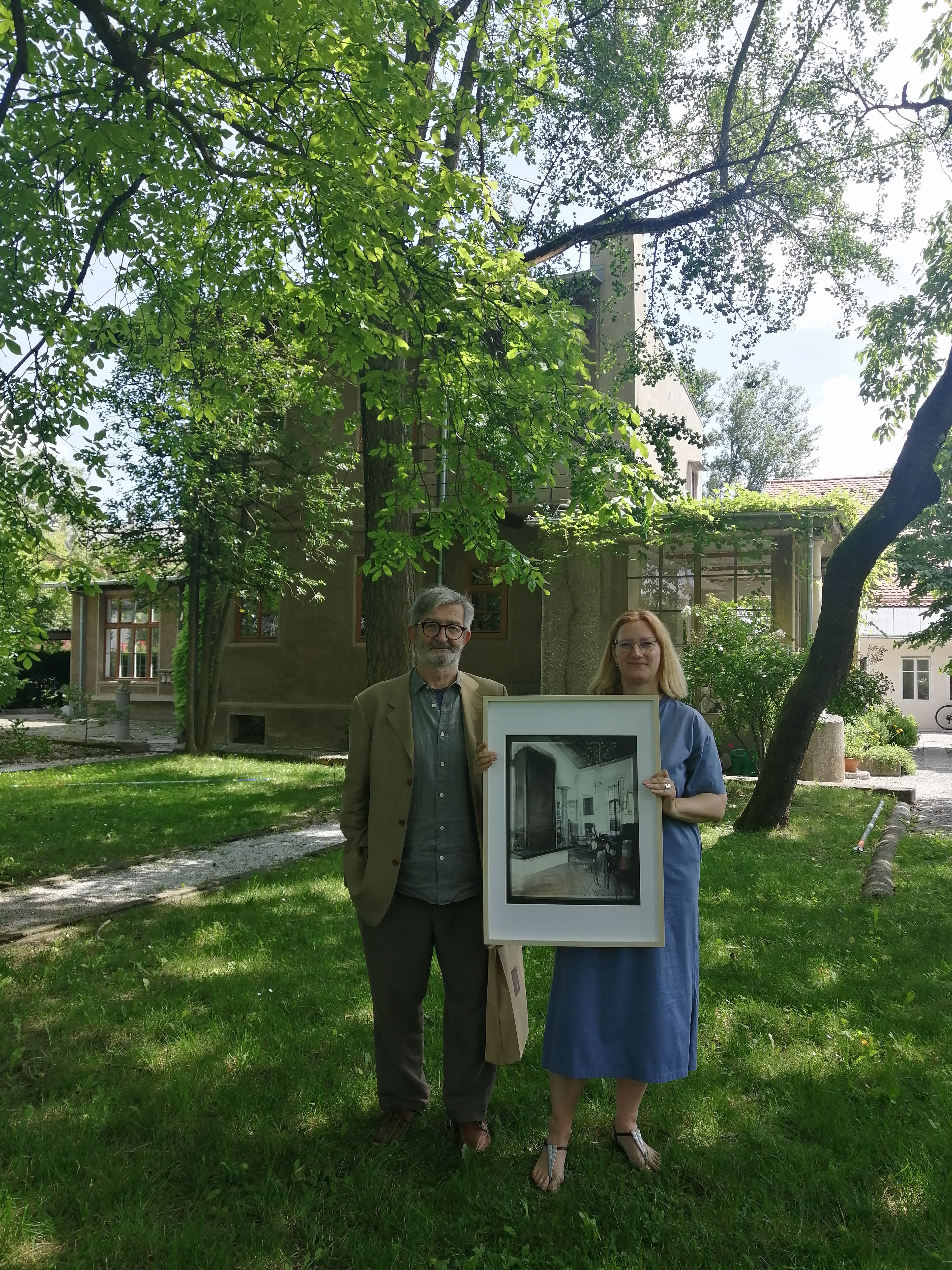 Italijanski fotograf Maurizio Barberis je svoji fotografiji predal kustosinji Plečnikove hiše Ani Porok