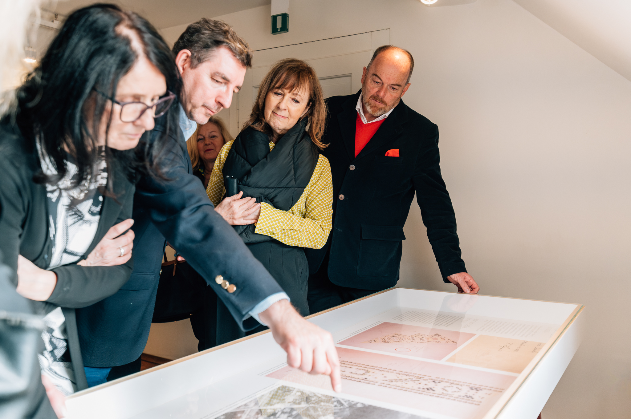 dr. Aleš Musar (drugi z leve), mag. Darja Pergovnik (v sredini) in dr. Jiří Kuděla (desno) pri ogledu razstave Plečnik in Ljubljana: urejanje odprtega prostora