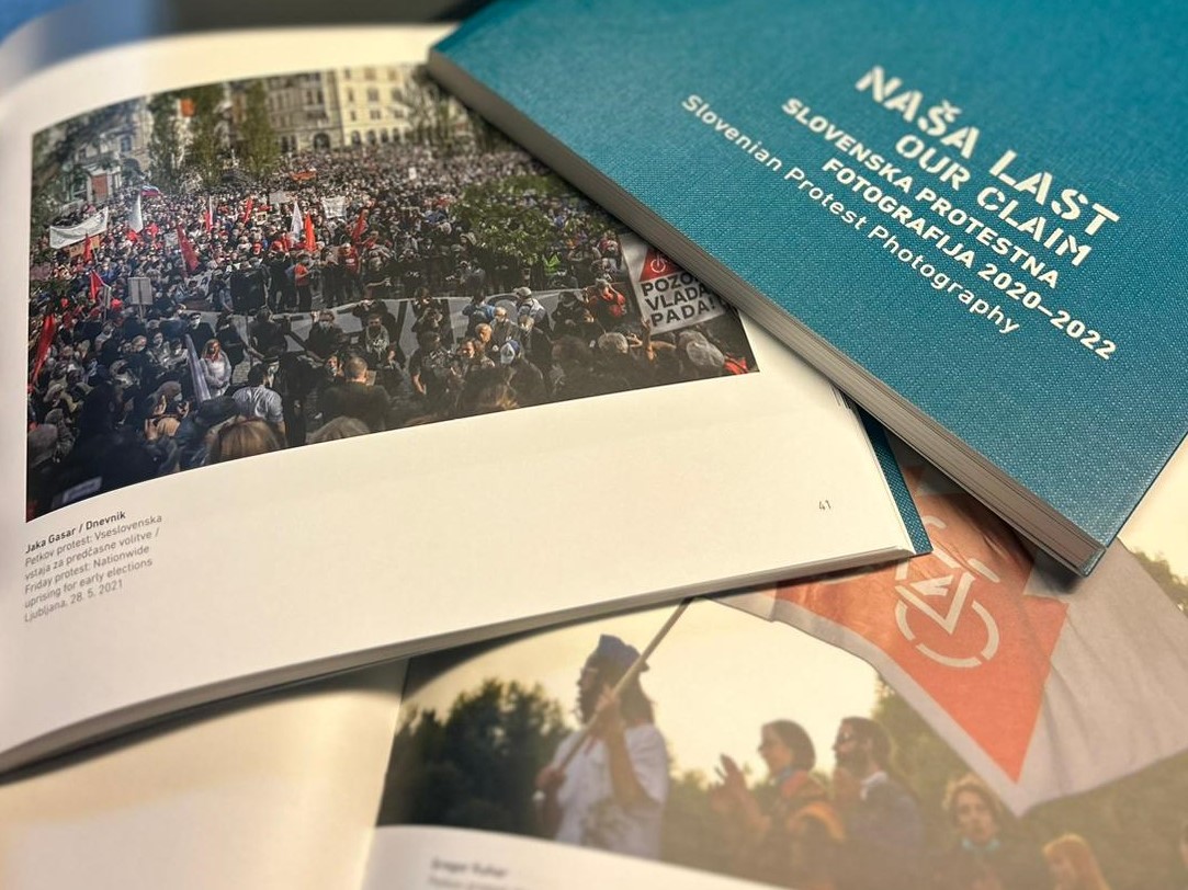 Katalog k razstavi Naša last: Slovenska protestna fotografija 2020–2022